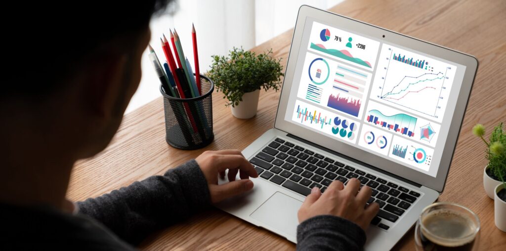 Persoon analyseert interactieve dashboards in Power BI op laptop