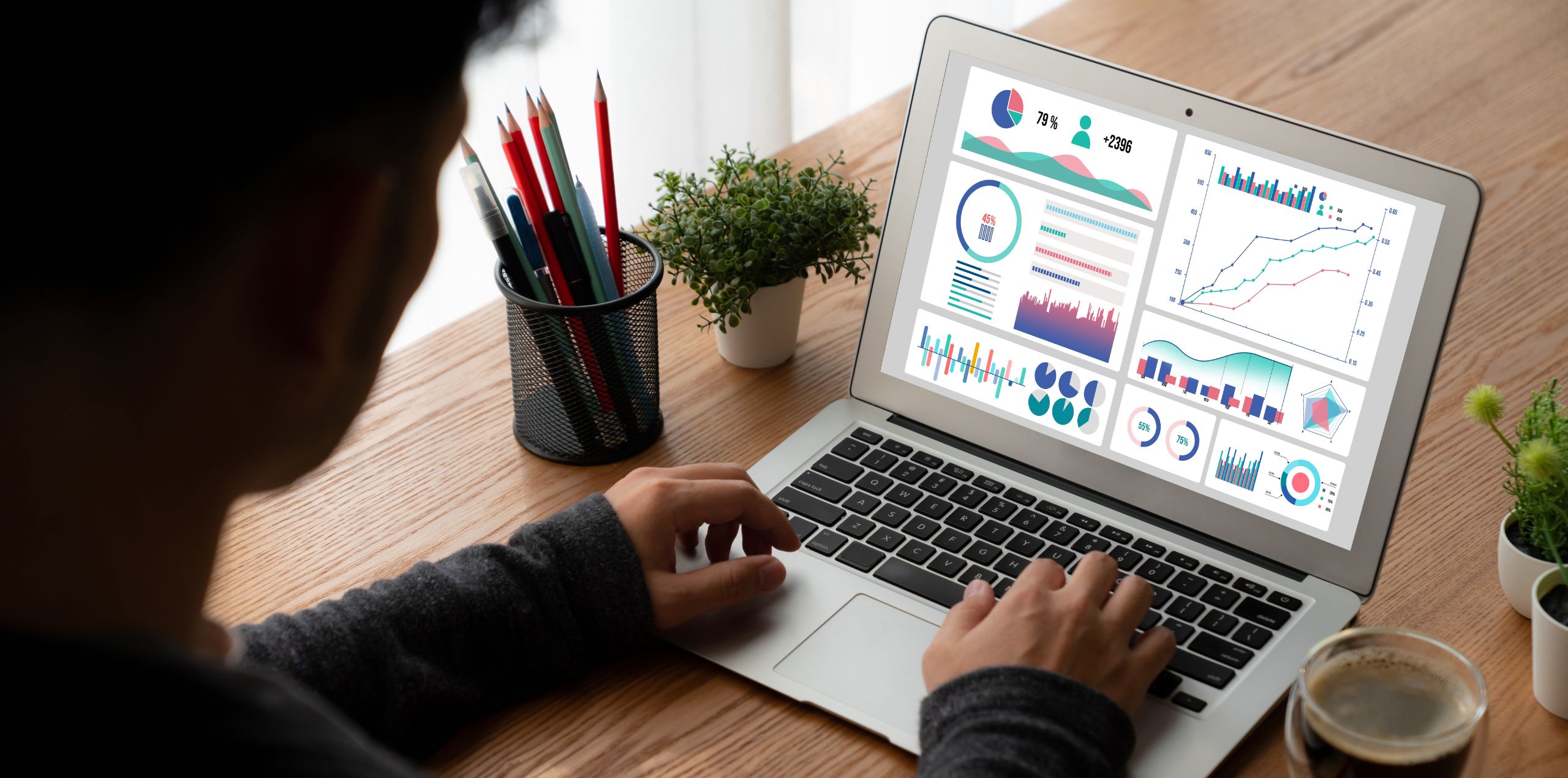 Persoon analyseert interactieve dashboards in Power BI op laptop