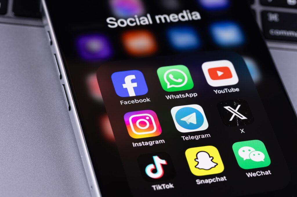 Smartphone met apps van socialmediaplatformen zoals Facebook, TikTok en Instagram ter illustratie van een training over effectief inzetten van social media