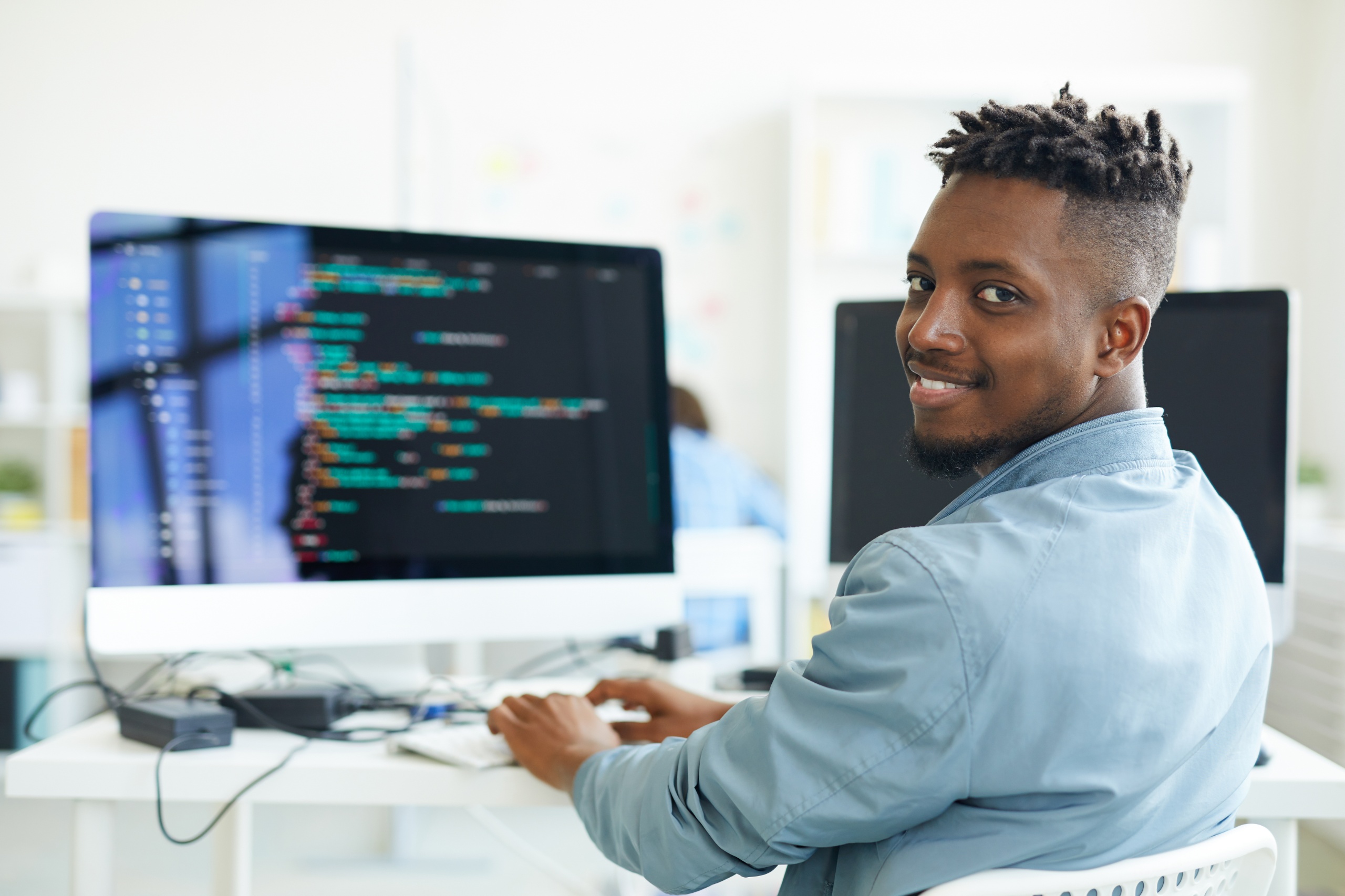 Een foto van een man achter een scherm wat overeenkomt met het thema over office 365 trainingen.